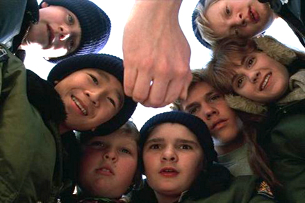 Os jovens Goonies em cena do filme.